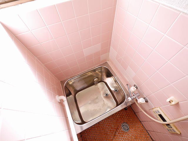 バス・シャワールーム　コンパクトで使いやすいお風呂です