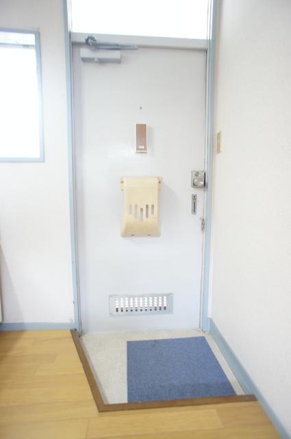 玄関　窓があり、明るい