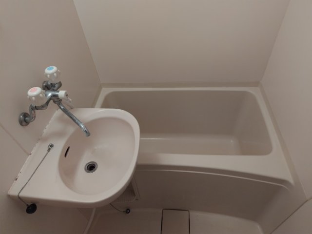 バス・シャワールーム　洗面台つき浴槽