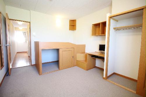 居室・リビング　造り付のテーブルを折りたためば、お部屋がさらに広くなる！