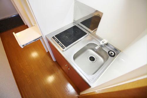 キッチン　キッチン横に収納棚あり！電気コンロ２口です。