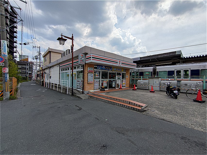 コンビニ　セブンイレブンハートインJR四条畷駅東口店（コンビニ）まで283m
