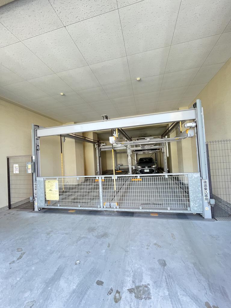 駐車場　安心のオートロックに防犯カメラ付き