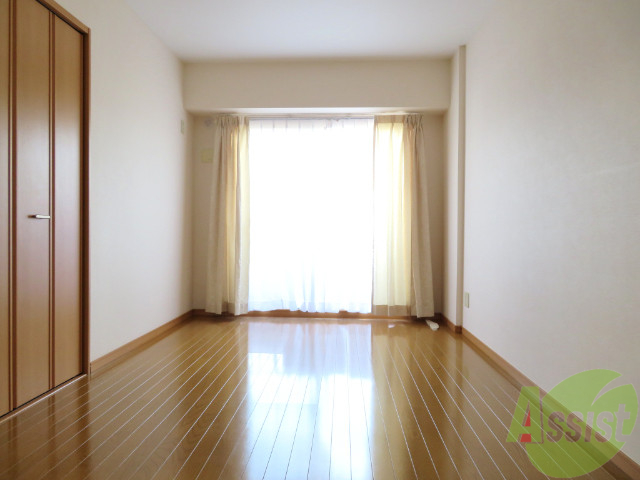 その他部屋・スペース　寝室には窓があるので、朝の目覚めが良さそうです。