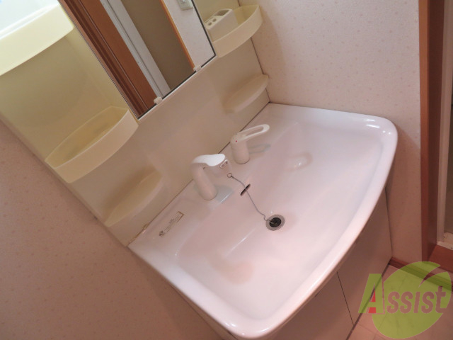 洗面設備　独立洗面台。朝の身支度はここでばっちり決めましょう。