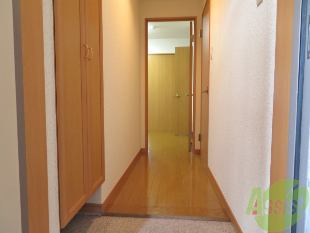 玄関　外から玄関を撮影してみました。広いリビングに繋がっています。