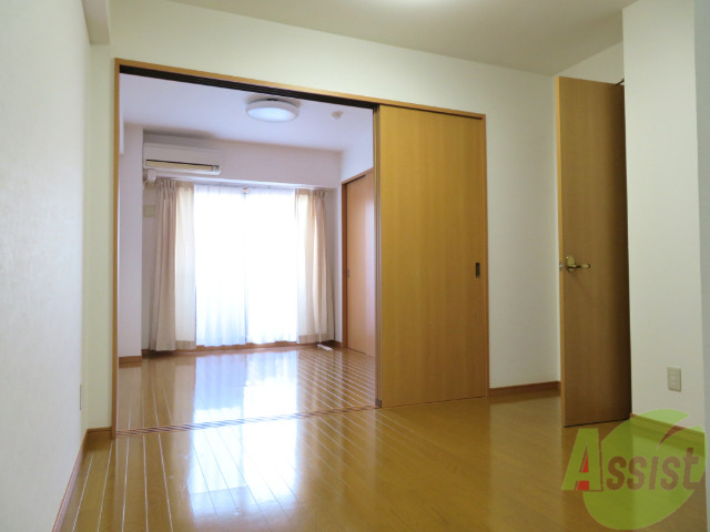 居室・リビング　リビングはこんな感じです。窓が大きくてよく陽が入ってきます。