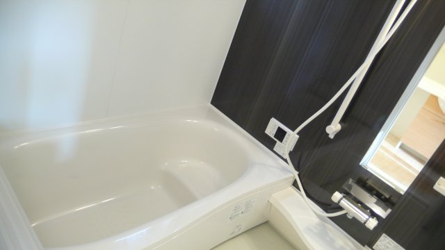 バス・シャワールーム　１坪タイプのお風呂で足をゆったり伸ばして入れますよ