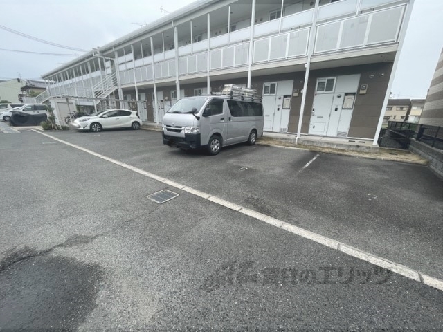 【寝屋川市東神田町のアパートの駐車場】