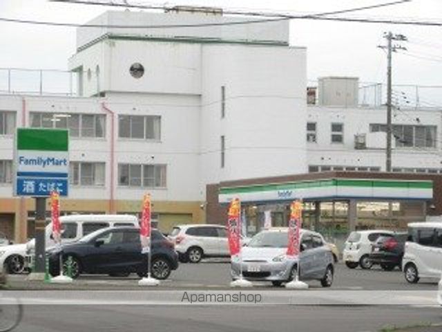 コンビニ　ファミリーマート（コンビニ）まで618m