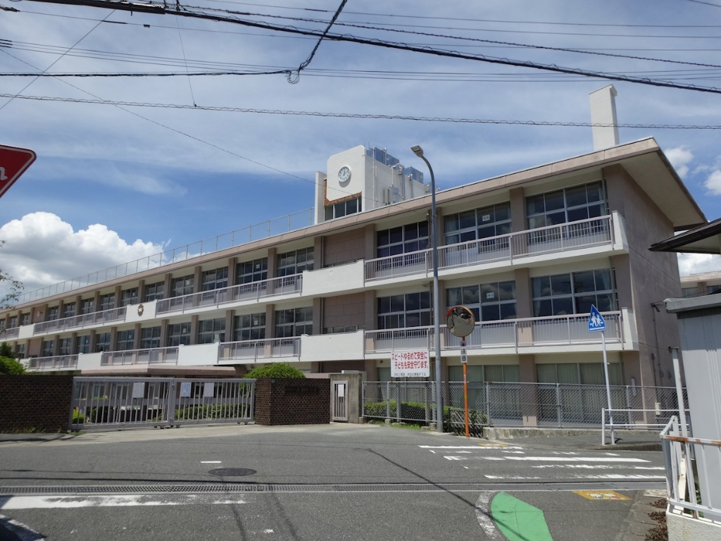 【大野城市中央のマンションの小学校】