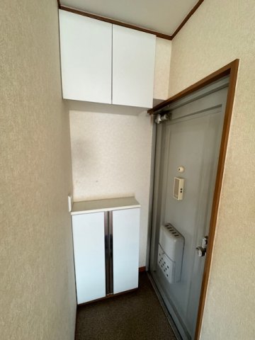 【伊勢屋ビルの玄関】