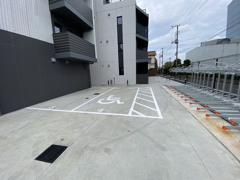 【杉並区上高井戸のマンションの駐車場】