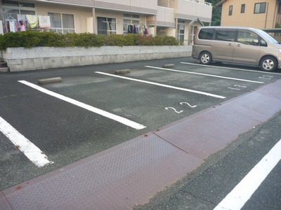 駐車場　敷地内に駐車場あり