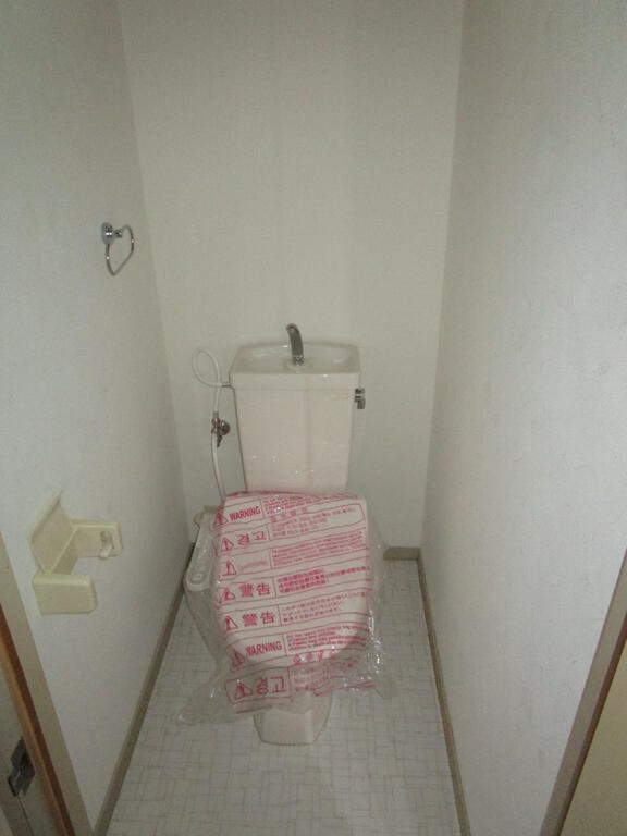 トイレ　温水洗浄便座付き（同物件他部屋画像）
