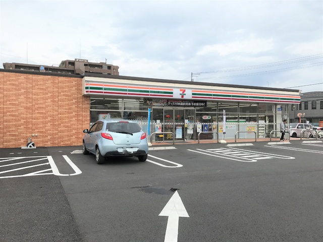 コンビニ　セブンイレブン束本１丁目店（コンビニ）まで300m