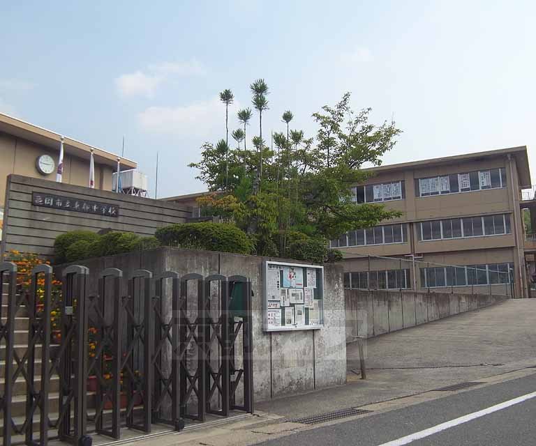 【亀岡市篠町浄法寺のアパートの中学校】