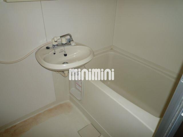 バス・シャワールーム　お風呂、洗面、窓があります。