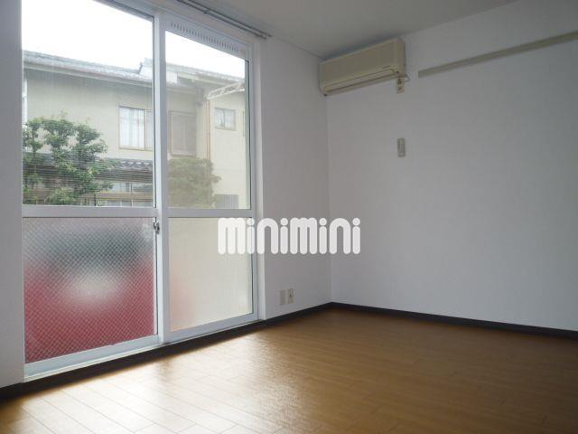 居室・リビング　洋室正方形で使いやすい。