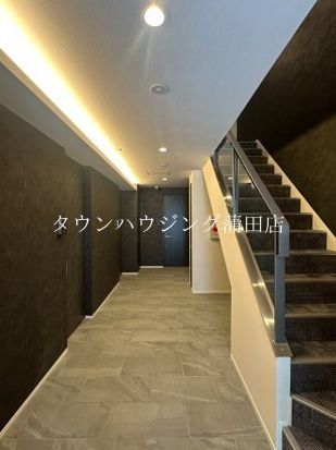 【大田区西糀谷のマンションのロビー】