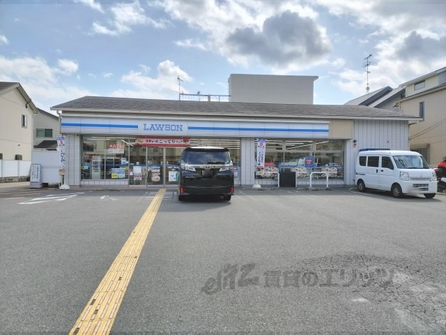 コンビニ　ローソン西京川島店（コンビニ）まで400m