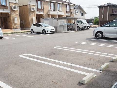 【富山市太田のアパートの駐車場】