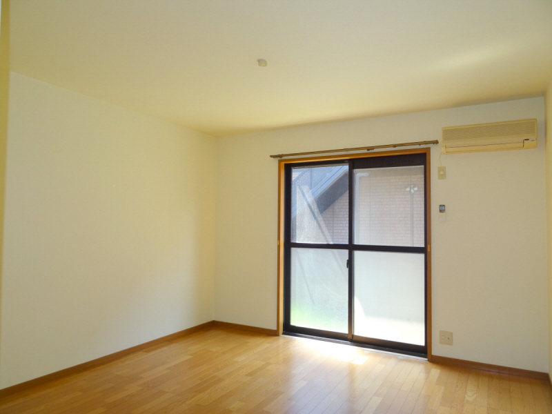 居室・リビング　ＬＤＫ１１．５帖　古いエアコンは撤去