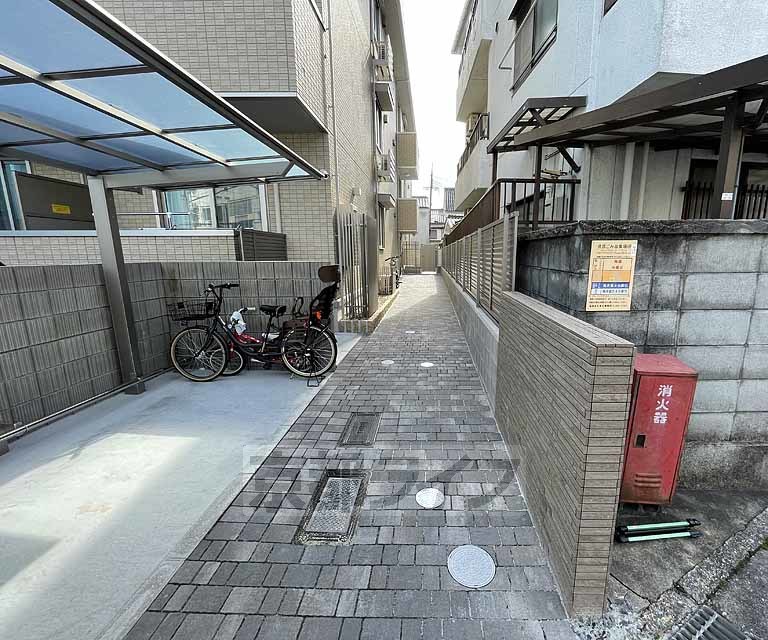 【京都市右京区太秦森ケ西町のアパートのエントランス】