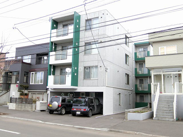 札幌市東区北四十三条東のマンションの建物外観