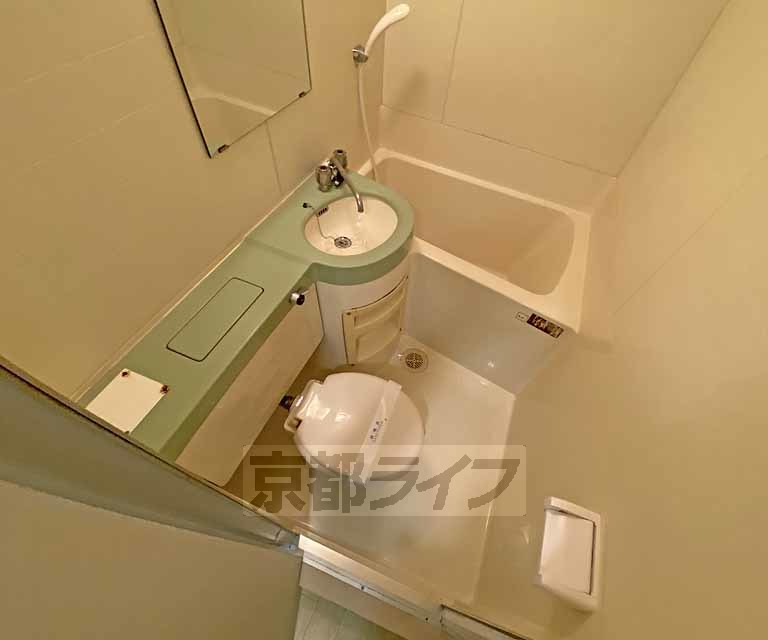 バス・シャワールーム　スッキリとした３点ユニットの浴室です。