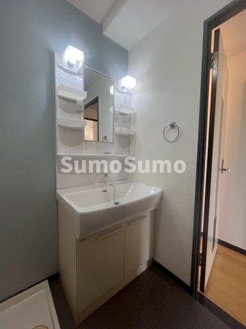 洗面設備　明るい洗面所です