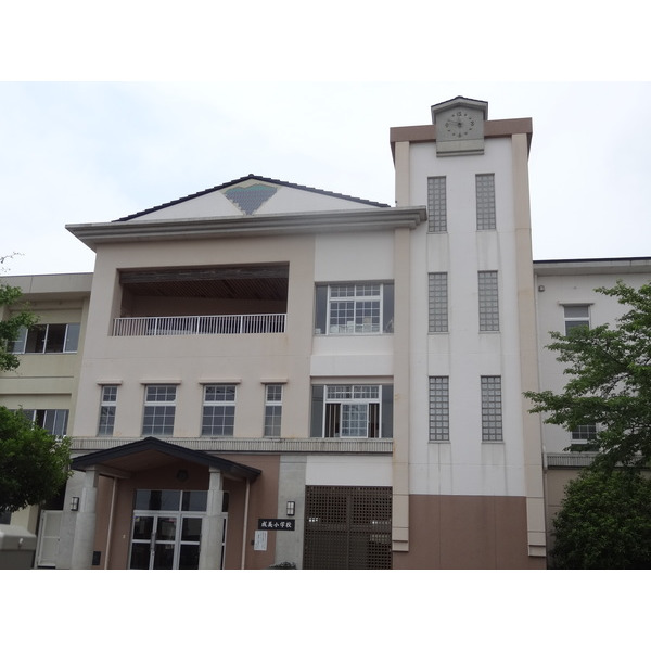 小学校　津市立成美小学校（小学校）まで811m