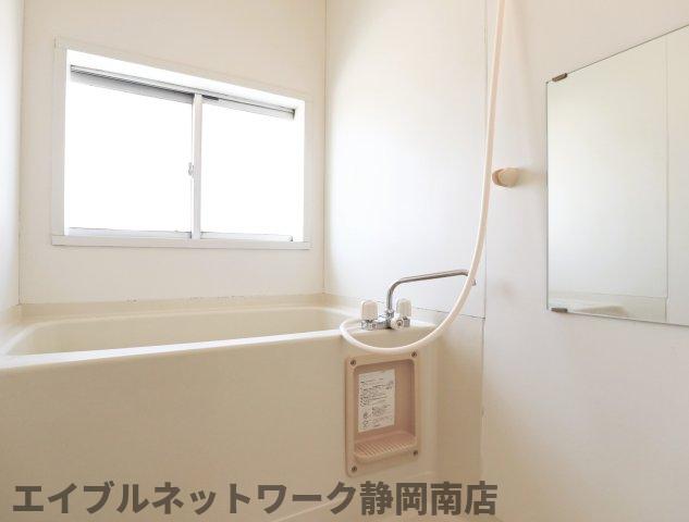 バス・シャワールーム　コンパクトで使いやすいお風呂です