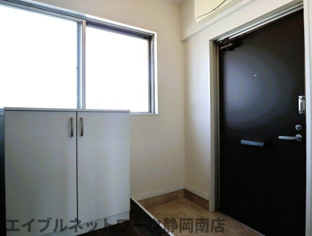 玄関　収納もある玄関です