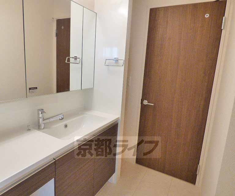 洗面設備　広い洗面台