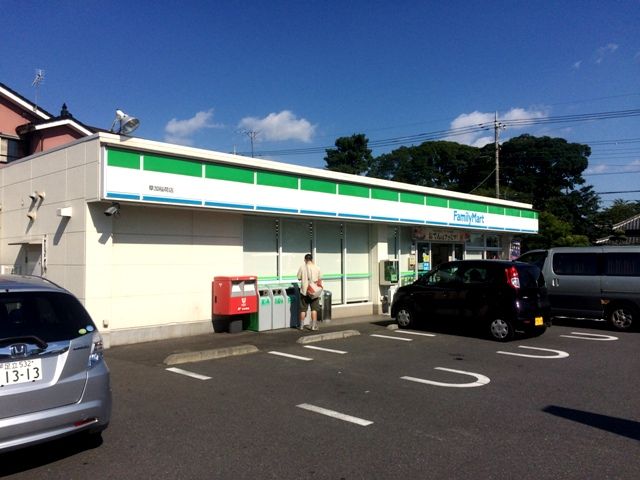 コンビニ　ファミリーマート草加稲荷店（コンビニ）まで740m