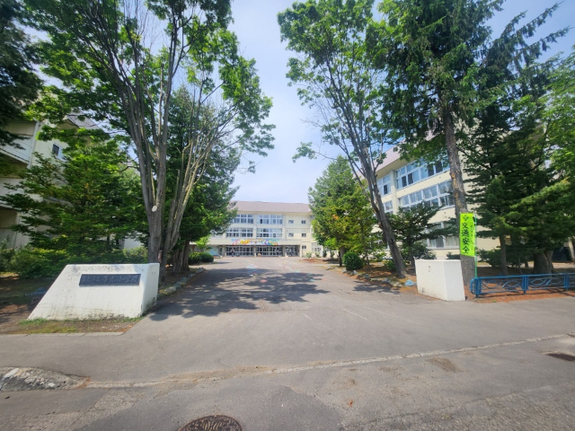 小学校　帯広市立帯広小学校（小学校）まで412m