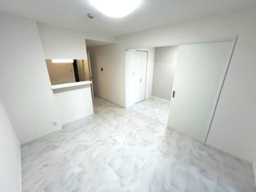 居室・リビング　同マンション反転タイプの間取り写真