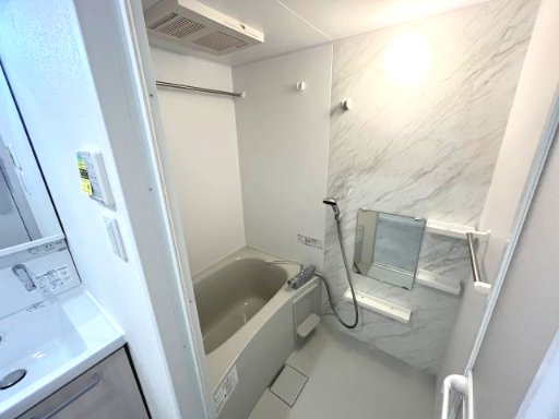 バス・シャワールーム　同マンション反転タイプの間取り写真