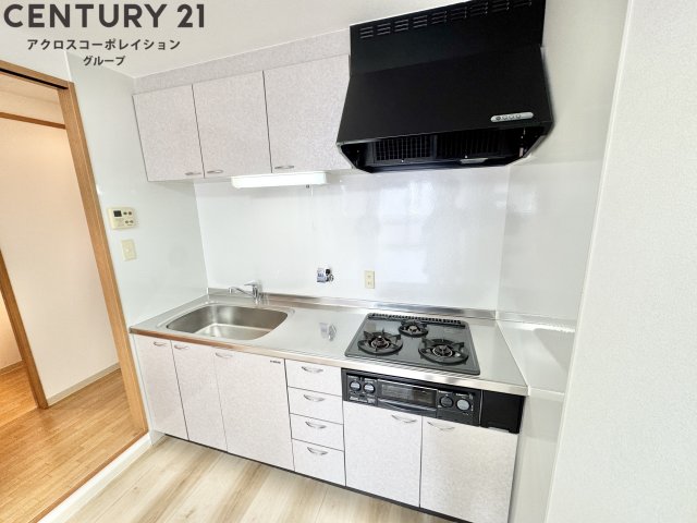 キッチン　3口ガスコンロ付きのキッチン