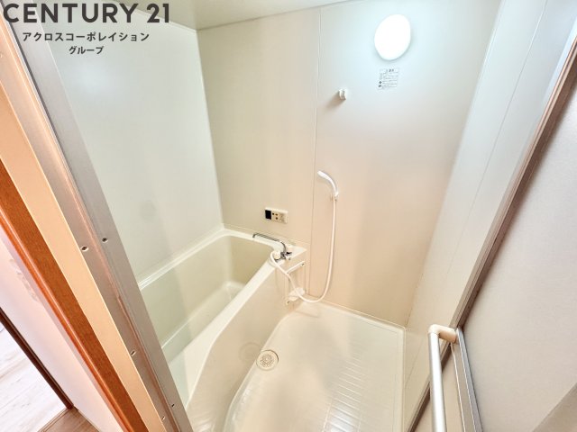 バス・シャワールーム　シンプルな浴室