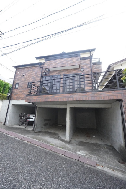 駐車場　地下部分　屋根付駐車場２台無料付帯（向かって左側駐車場は外部