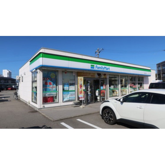 コンビニ　ファミリーマート金沢入江店（コンビニ）まで661m