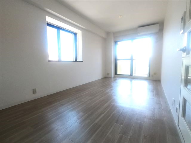 居室・リビング　出窓もあり明るいリビング