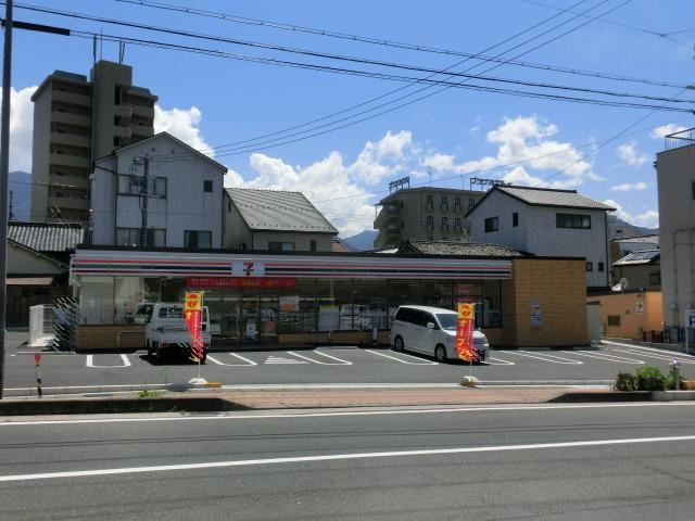 コンビニ　セブンイレブン（コンビニ）まで930m