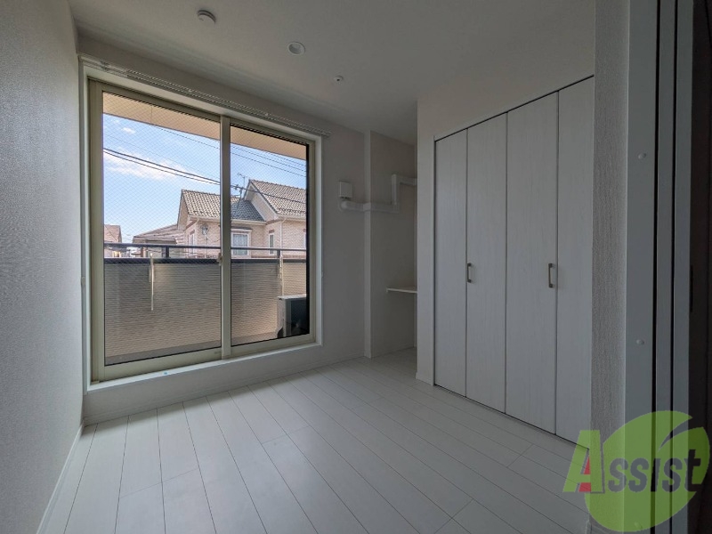 その他部屋・スペース　寝室には大きな窓があり風通し、日当たりも良好です。