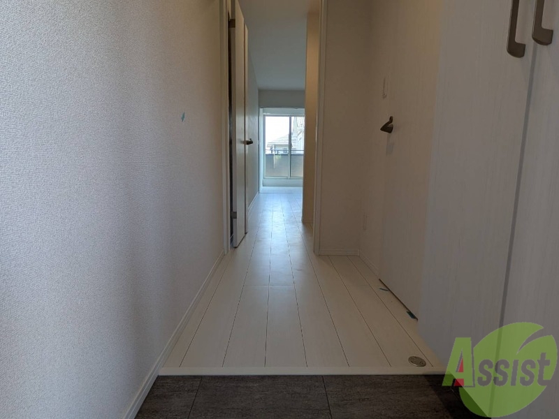 玄関　玄関からは窓まで一直線。良く風も抜けますね。