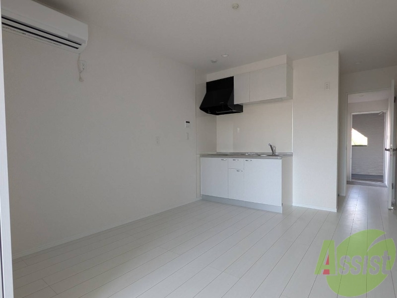 居室・リビング　リビングは白基調のデザインでキレイで住みたくなるお部屋です。