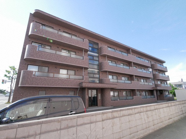 建物外観　来客者の顔が確認できるTVモニターフォンが設置されています☆