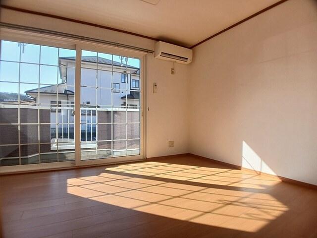 居室・リビング　大きな窓から日差したっぷりの居間です！